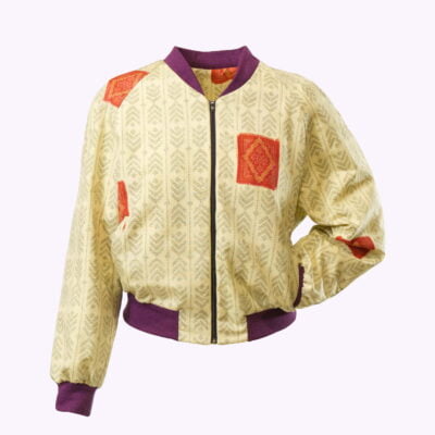 Ecrufarbene Bomberjacke aus Kimono mit Pfeilfedern als Muster, seitlichen Eingrifftaschen und lila Glitzerbündchen