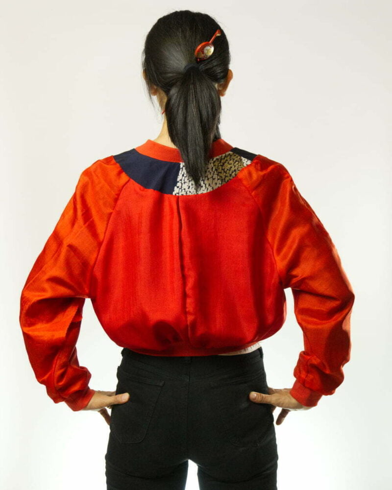 Hinteransicht von Frau mit links herum getragener Bomberjacke aus Kimono und rotem Seidenfutter