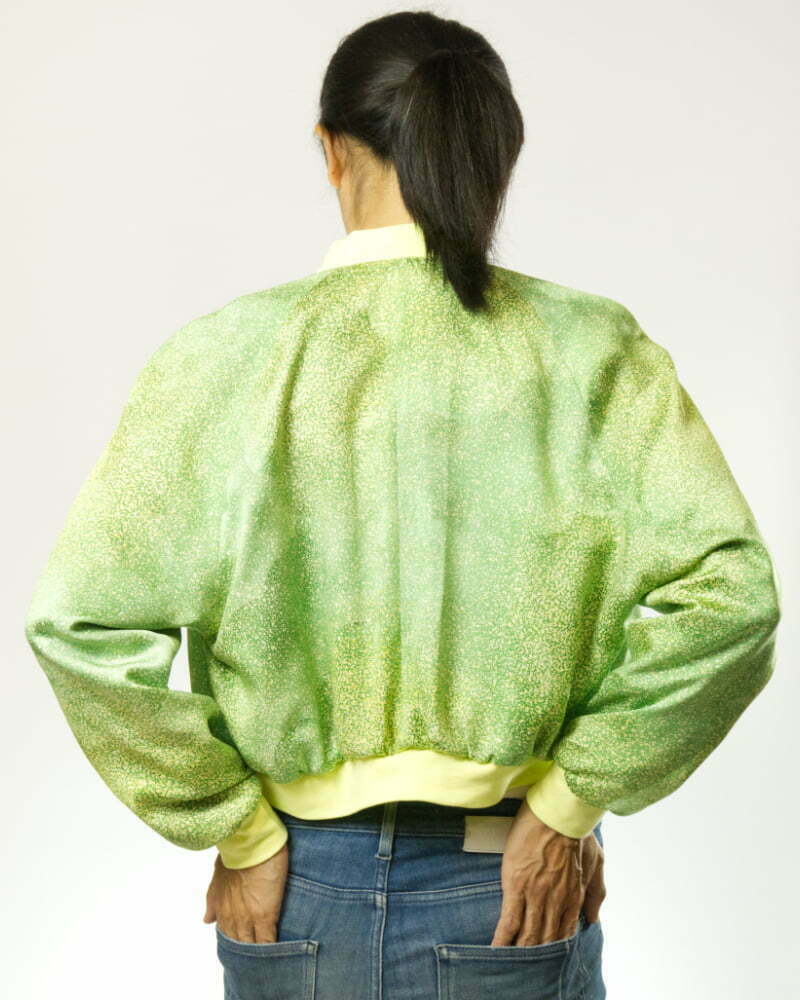 Hinteransicht von Frau mit hellgrüner Bomberjacke aus Kimono mit hellgelben Punkten und hellgelben Bündchen