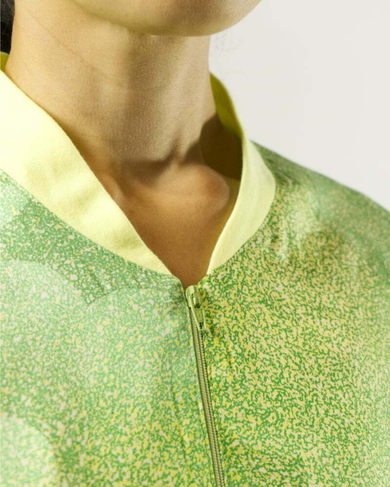 Nahansicht von hellgrüner Bomberjacke aus Kimono mit hellgelben Punkten, Fokus auf hellgelben Kragen und hellgrünen Reissverschluss