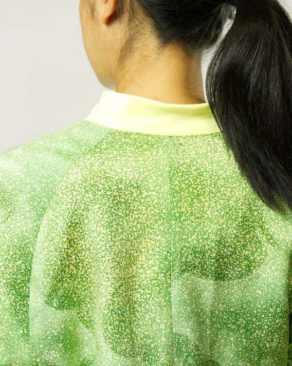 Hinteransicht von Frau mit hellgrüner Bomberjacke aus Kimono mit hellgelben Punkten, Fokus auf hellgelben Kragen