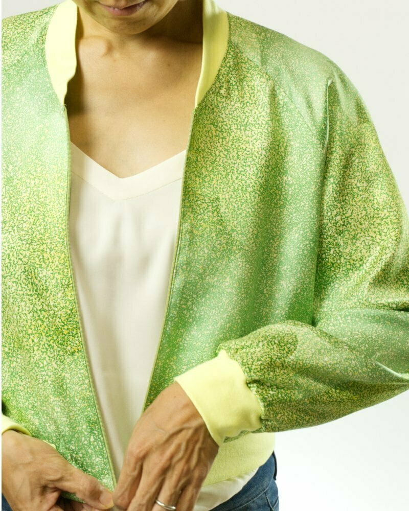 Vorderansicht von Frau mit offener, hellgrüner Bomberjacke aus Kimono mit hellgelben Punkten und hellgelben Bündchen